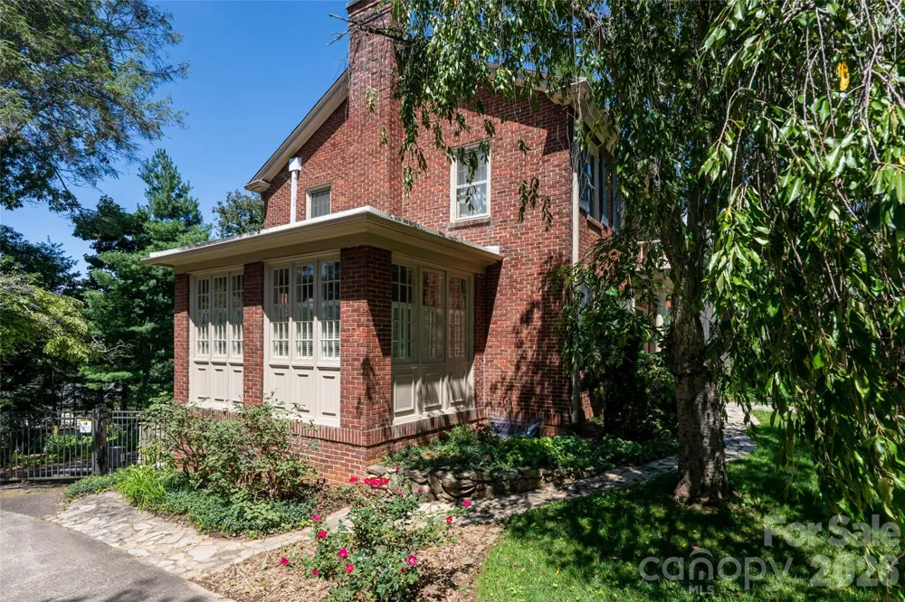 17 Lynwood Road Asheville, NC 28804