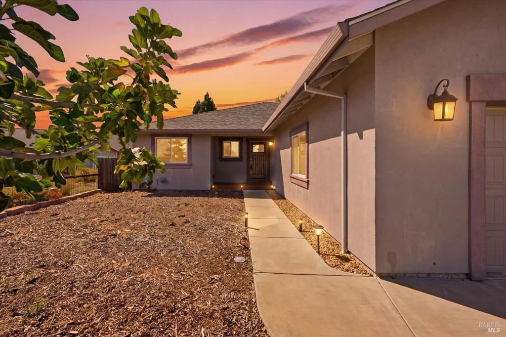 19527 Stonegate Road Hidden Valley Lake, CA 95467