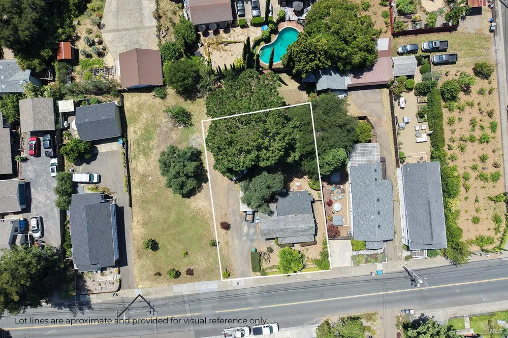 733 University Street Healdsburg, CA 95448