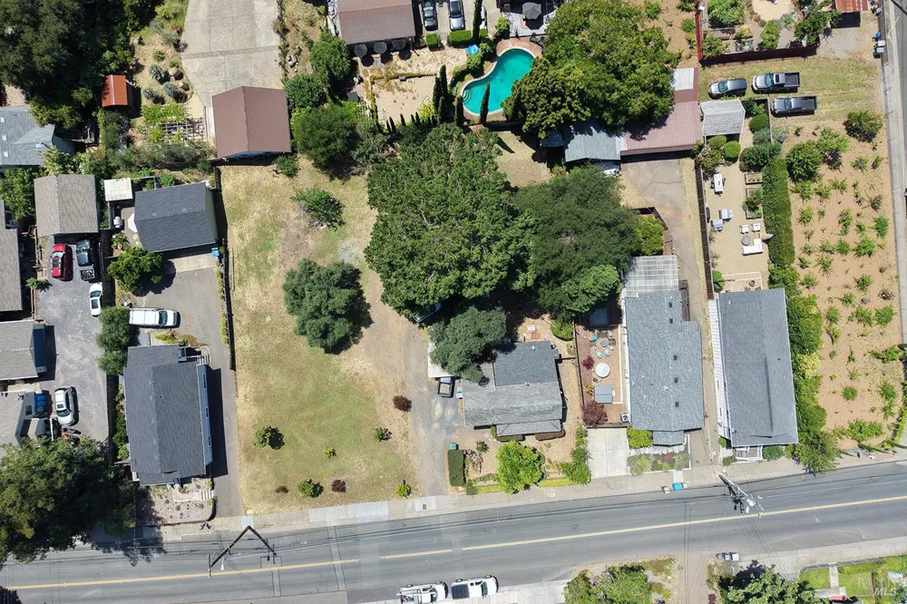 733 University Street Healdsburg, CA 95448