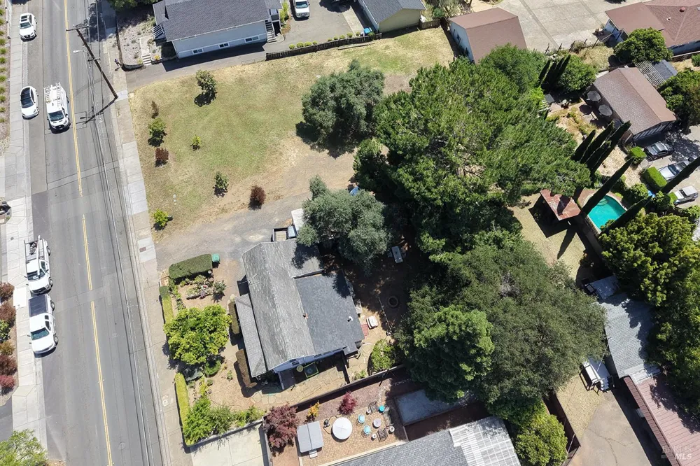 733 University Street Healdsburg, CA 95448