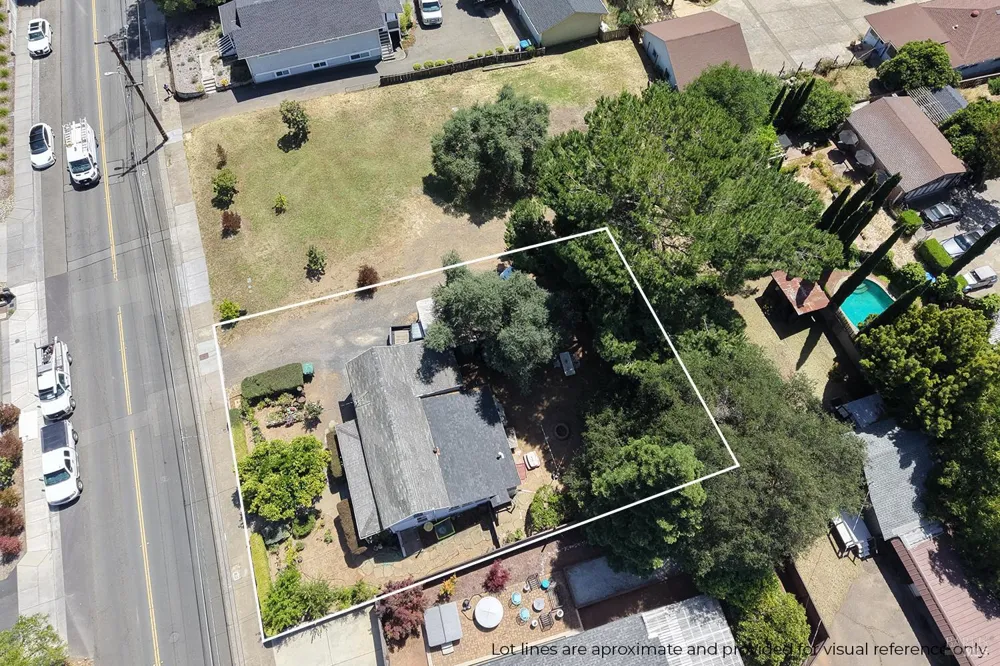 733 University Street Healdsburg, CA 95448