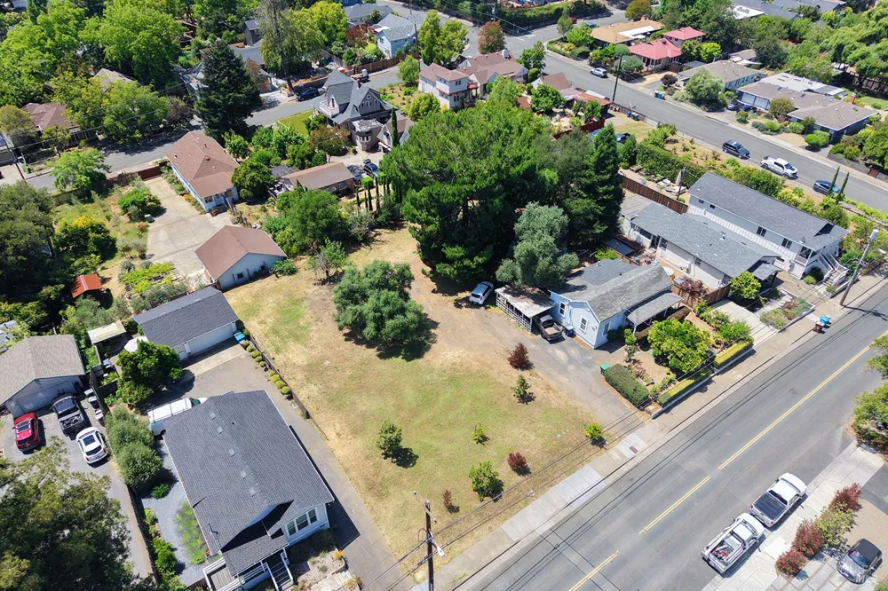 733 University Street Healdsburg, CA 95448