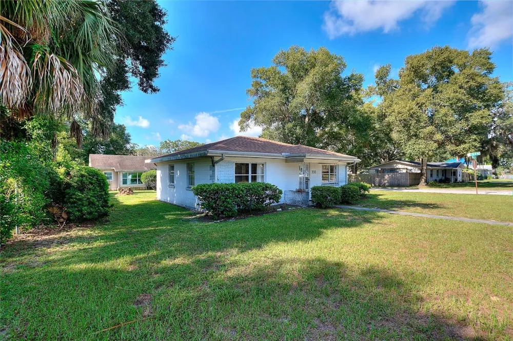 708 AVENUE E NE Winter Haven, FL 33881