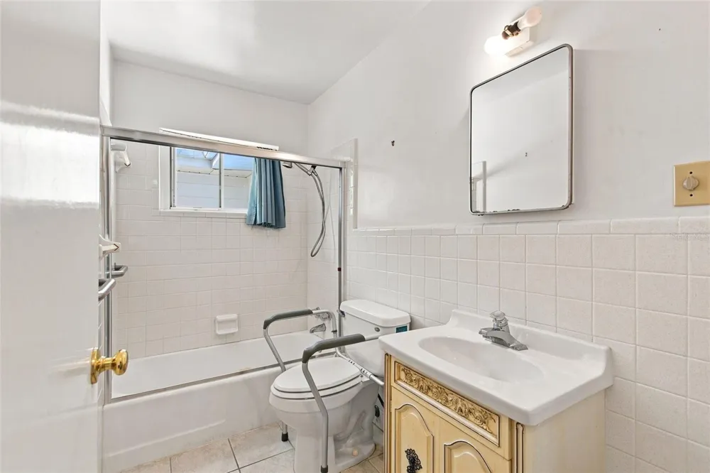 708 AVENUE E NE Winter Haven, FL 33881