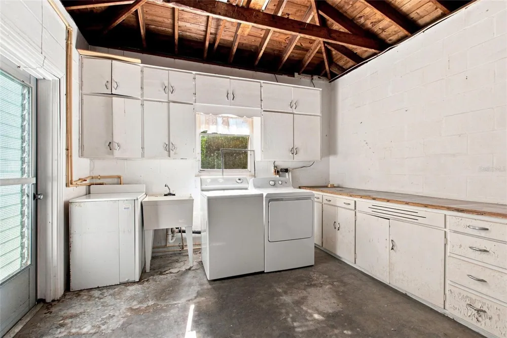 708 AVENUE E NE Winter Haven, FL 33881