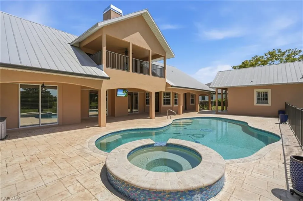 18241 Riverwind Drive Alva, FL 33920