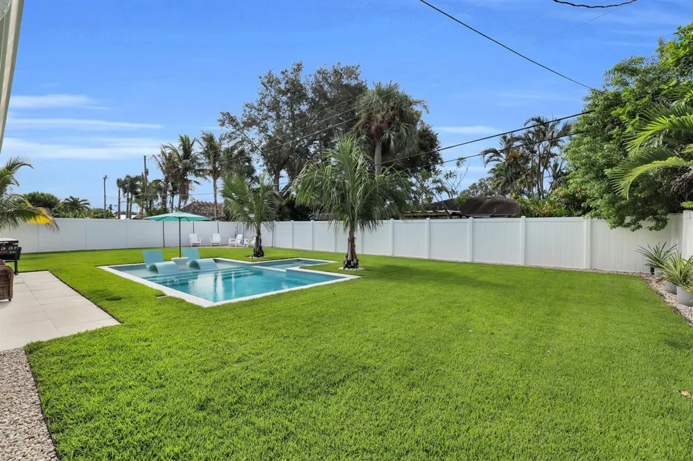 8 WINDSOR ROAD W Jupiter, FL 33469