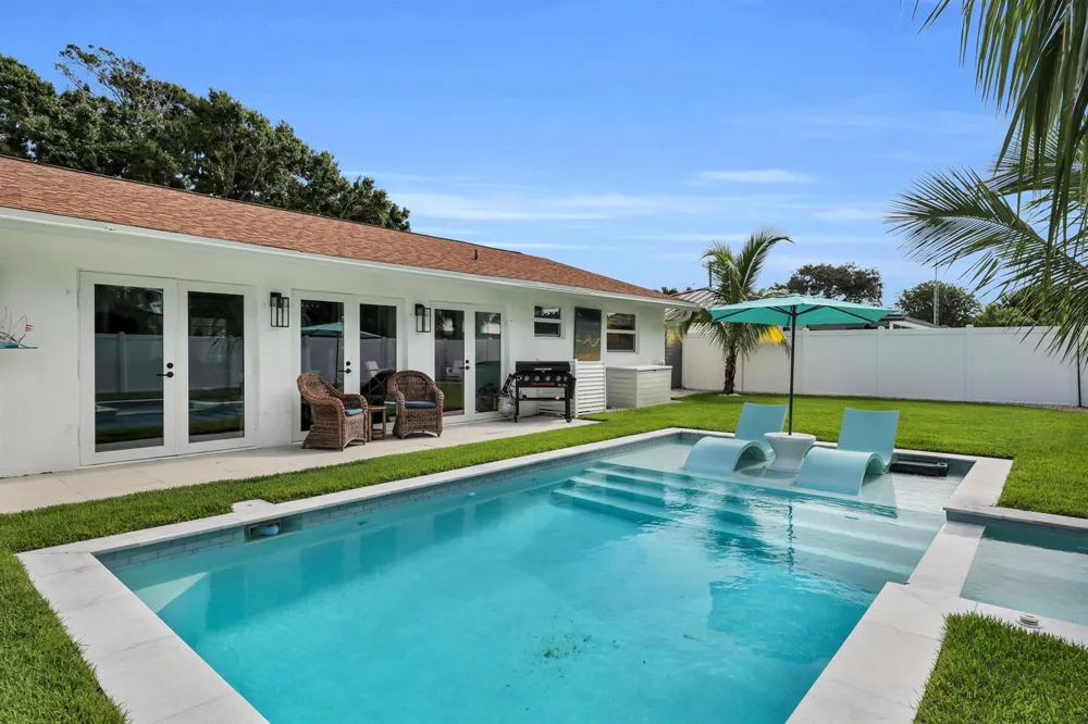 8 WINDSOR ROAD W Jupiter, FL 33469