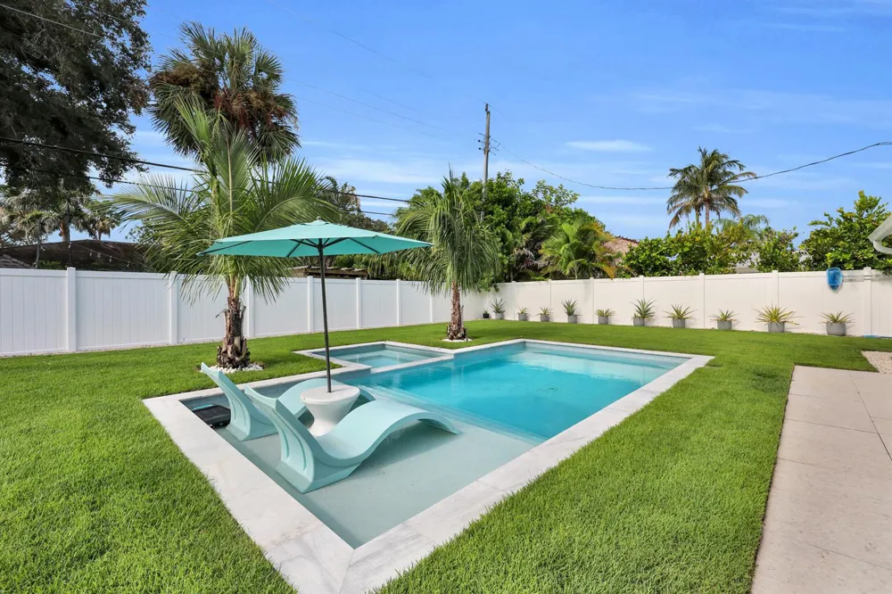 8 WINDSOR ROAD W Jupiter, FL 33469