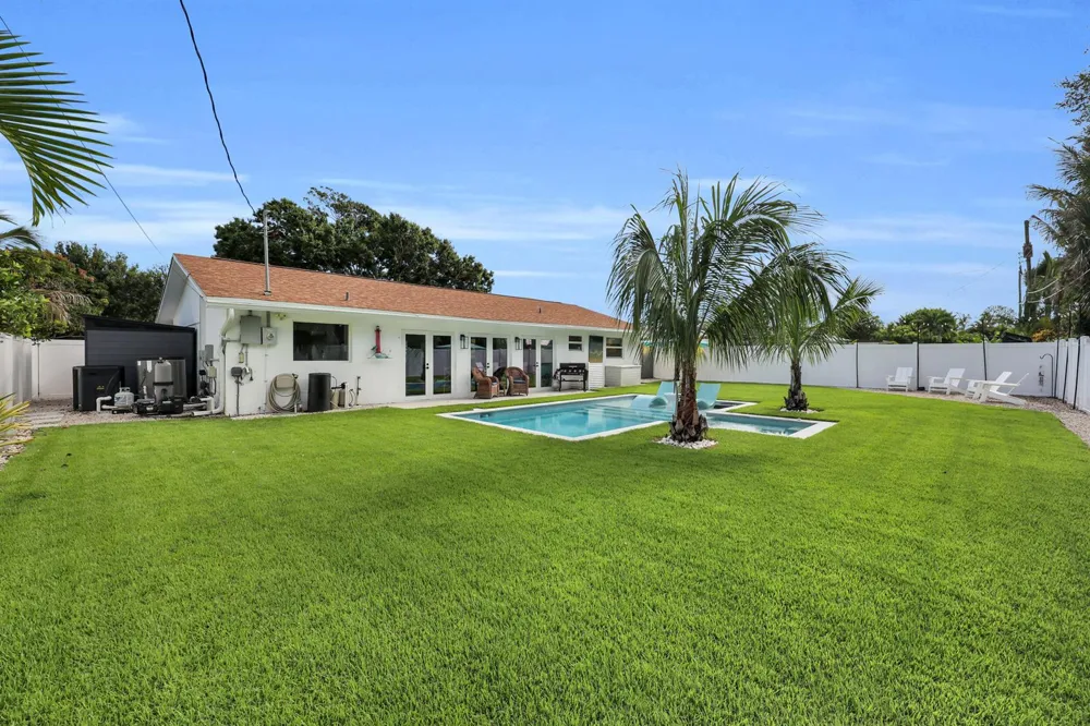 8 WINDSOR ROAD W Jupiter, FL 33469