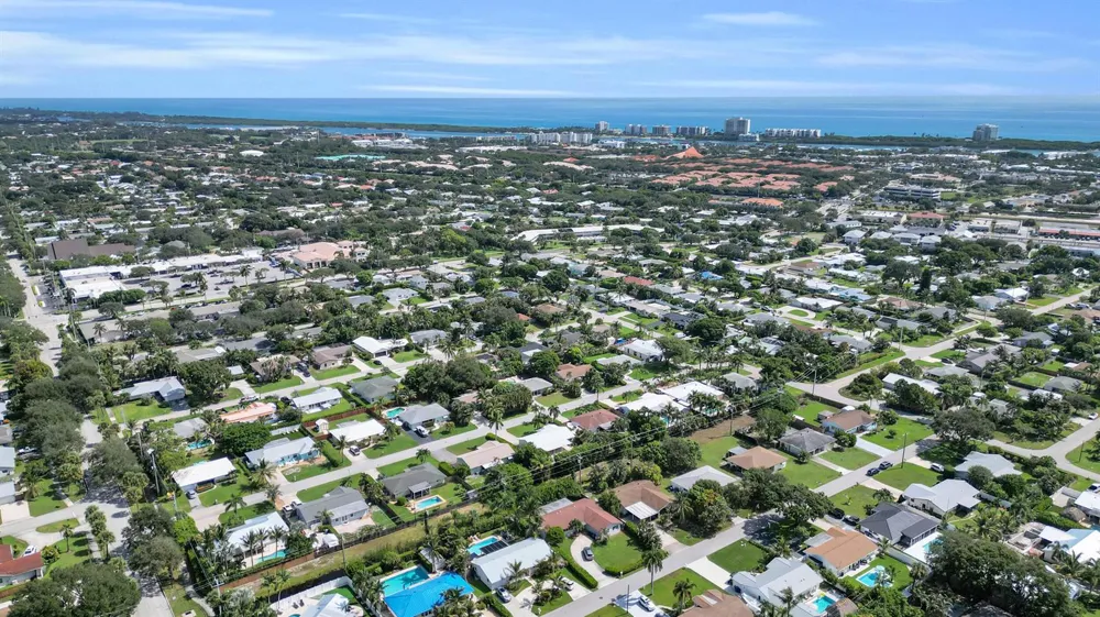 8 WINDSOR ROAD W Jupiter, FL 33469
