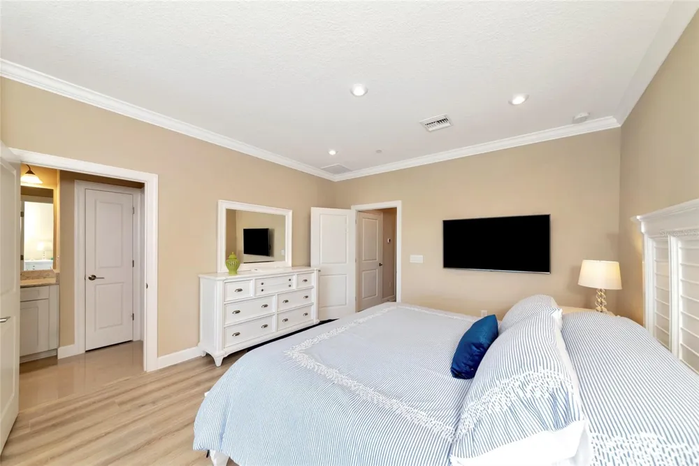 5589 CANNES CIRCLE #4-102 Sarasota, FL 34231