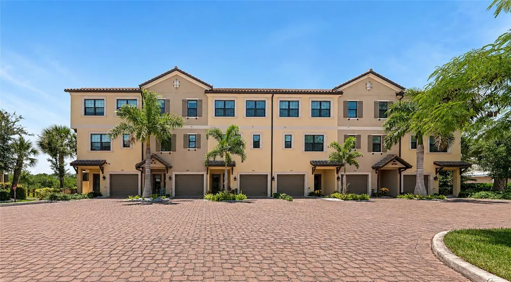 5589 CANNES CIRCLE #4-102 Sarasota, FL 34231