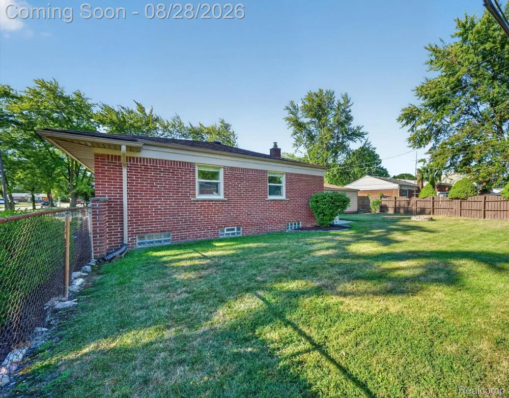 32115 Beacon Lane Fraser City, MI 48026