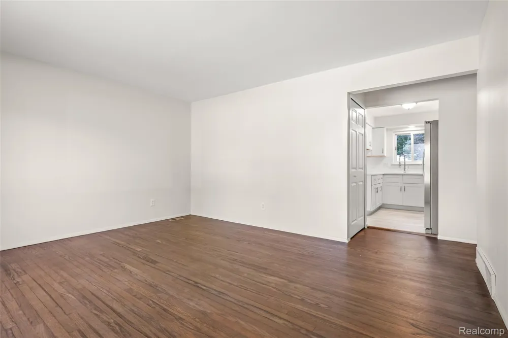 15032 Arcola Street Livonia City, MI 48154