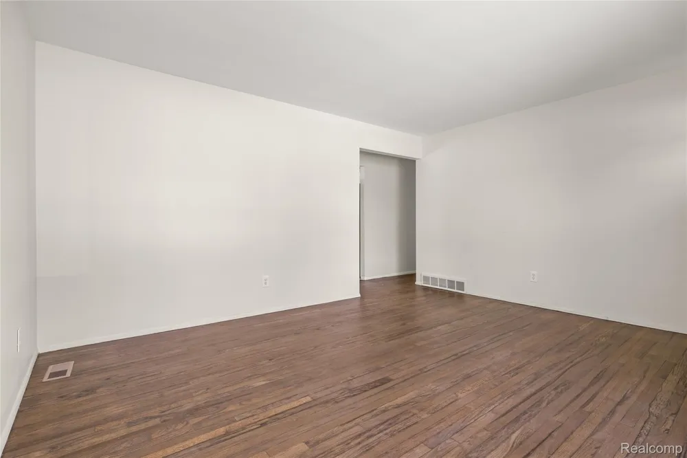 15032 Arcola Street Livonia City, MI 48154