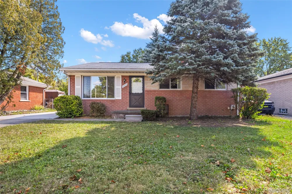 15032 Arcola Street Livonia City, MI 48154