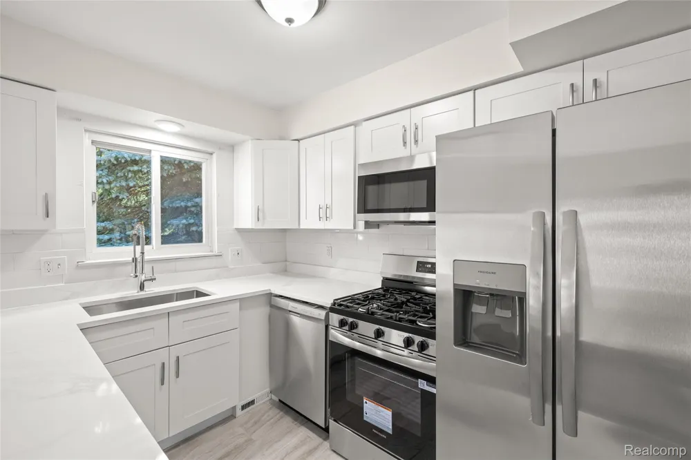 15032 Arcola Street Livonia City, MI 48154