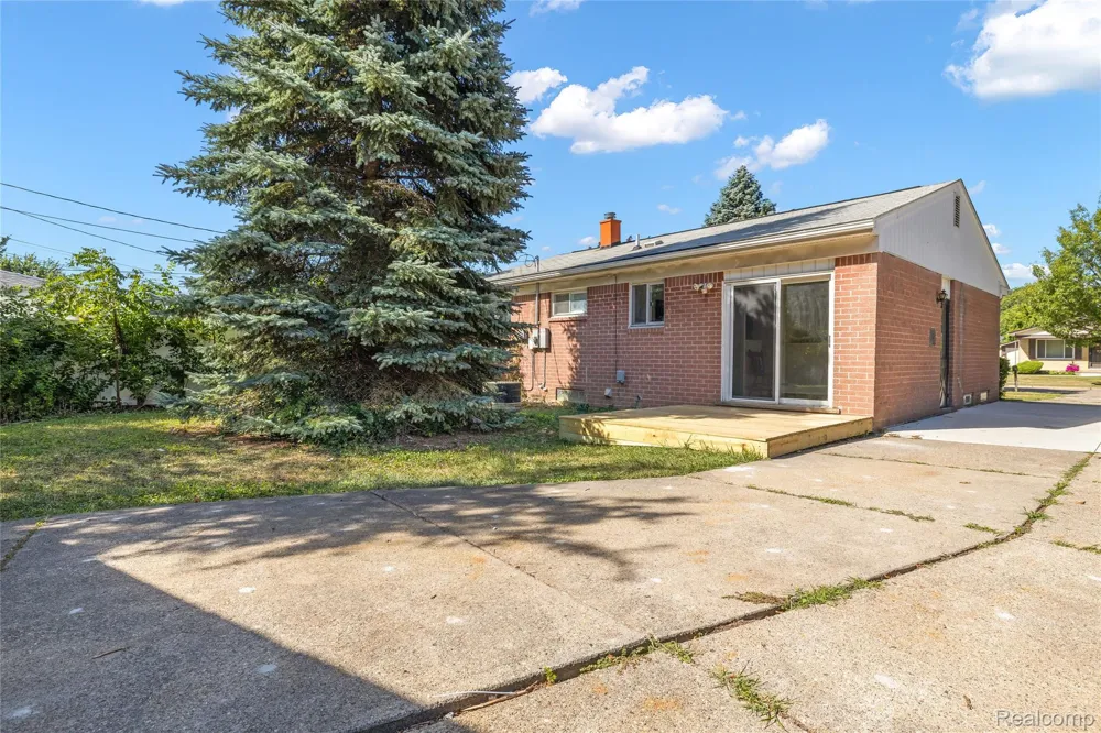 15032 Arcola Street Livonia City, MI 48154