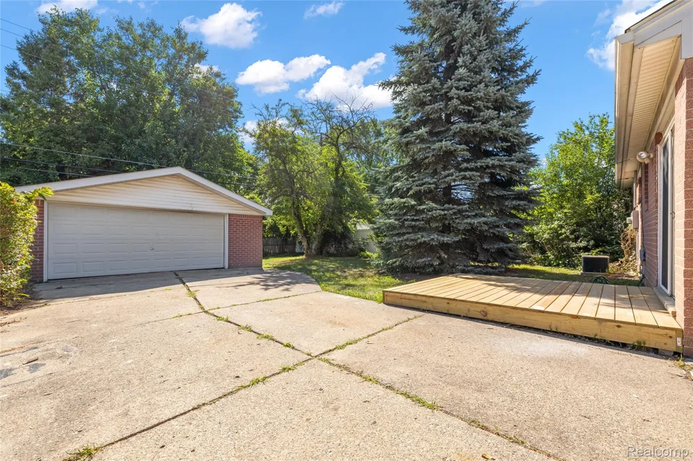15032 Arcola Street Livonia City, MI 48154