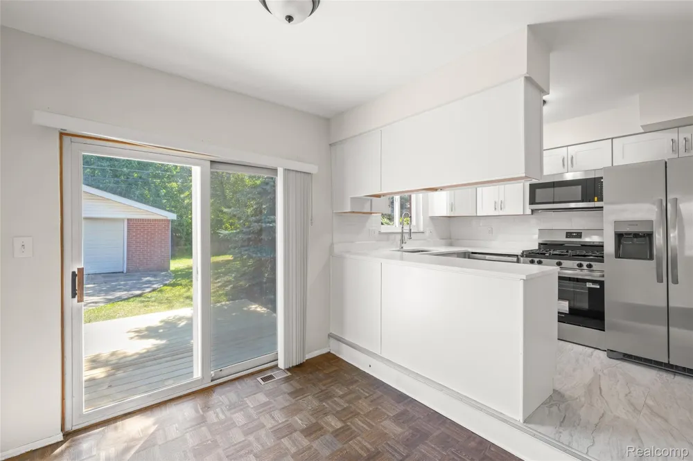 15032 Arcola Street Livonia City, MI 48154