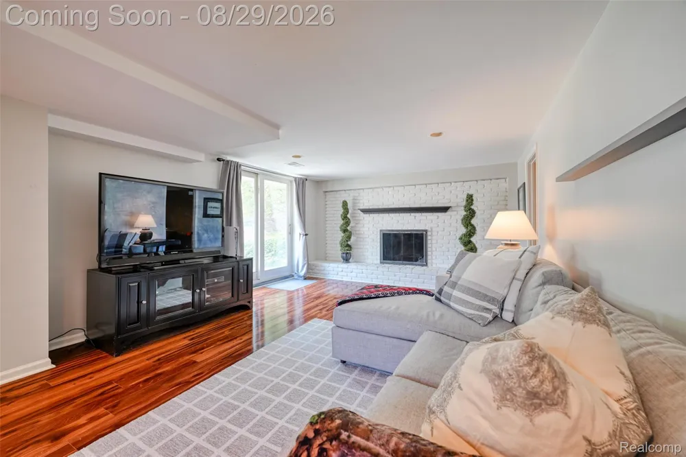 924 Allen Drive Northville City, MI 48167