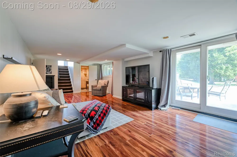 924 Allen Drive Northville City, MI 48167