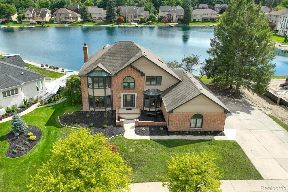 8828 Grace Street Shelby Charter Township, MI 48317