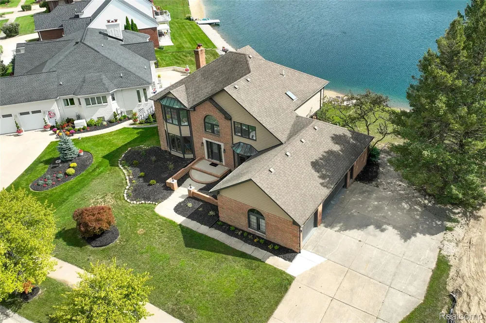 8828 Grace Street Shelby Charter Township, MI 48317