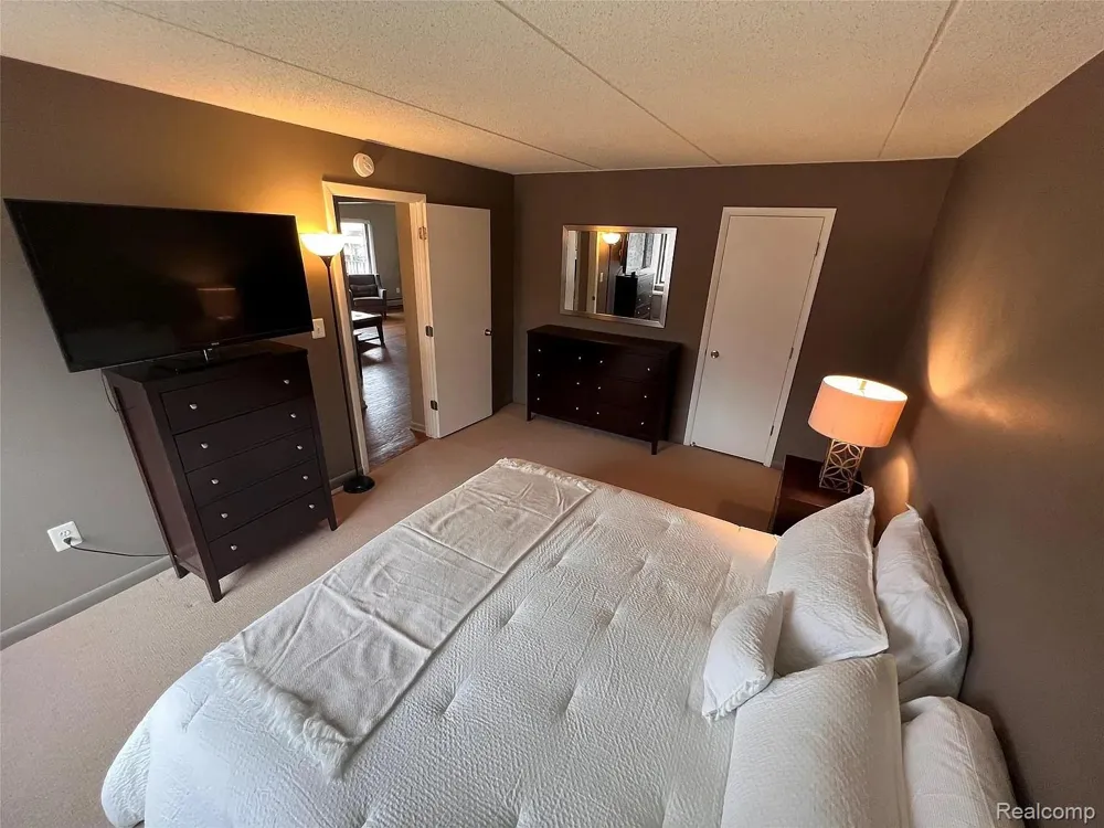 35300 Woodward Avenue #405 Birmingham City, MI 48009