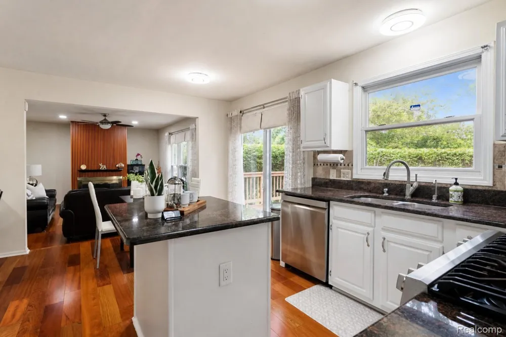 47370 Scarlet Drive Novi City, MI 48374