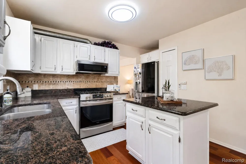 47370 Scarlet Drive Novi City, MI 48374