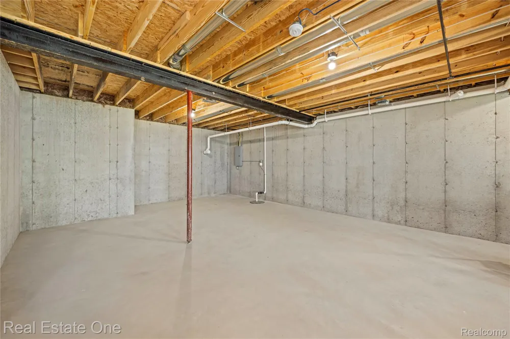 7453 Village Court Springfield Charter Township, MI 48350