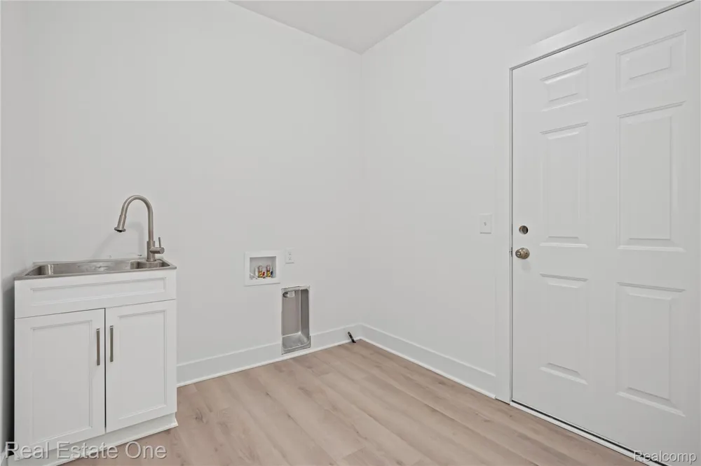 7453 Village Court Springfield Charter Township, MI 48350