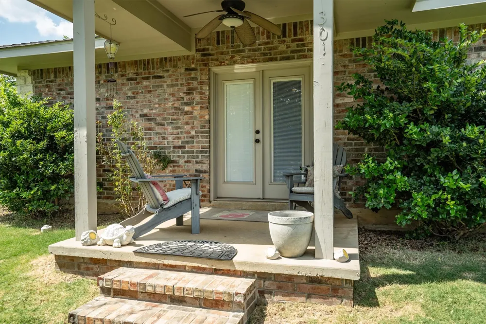 301 Meadow Knoll Drive Double Oak, TX 75077
