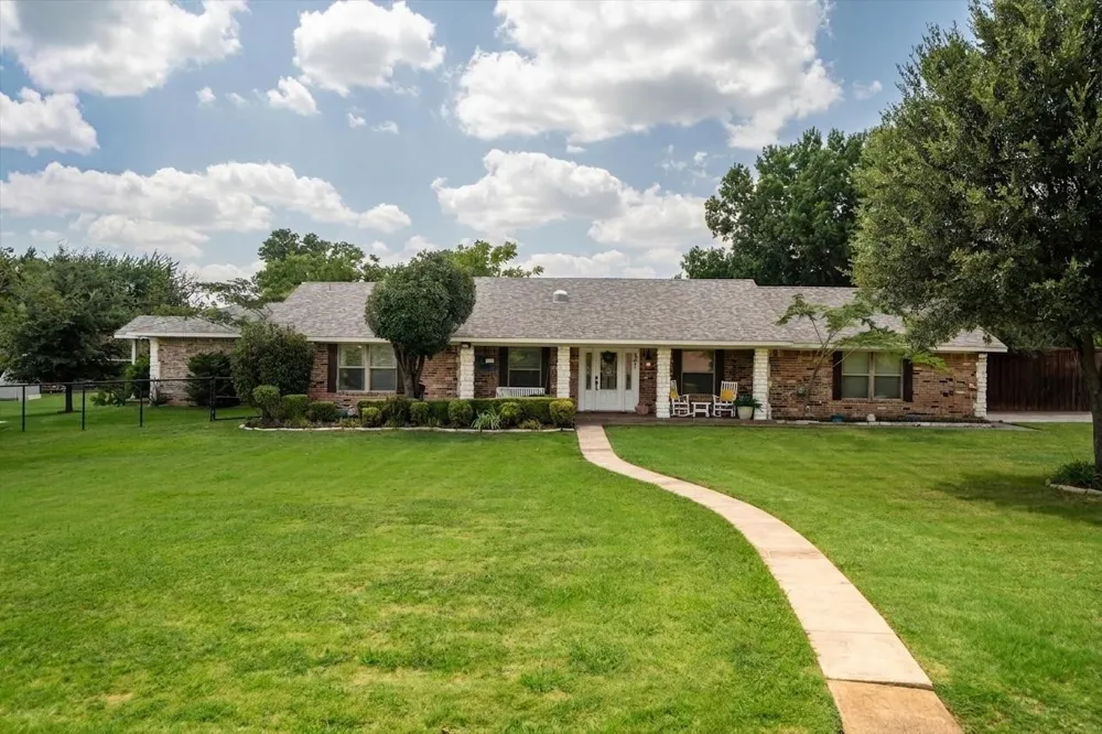 301 Meadow Knoll Drive Double Oak, TX 75077