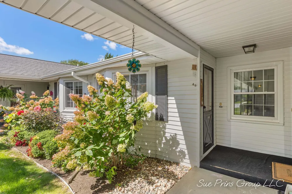 7438 Pine Grove Drive Jenison, MI 49428