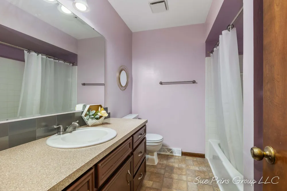 7438 Pine Grove Drive Jenison, MI 49428