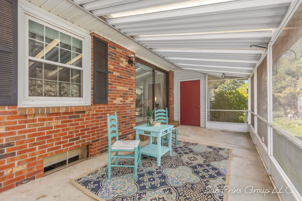 7438 Pine Grove Drive Jenison, MI 49428