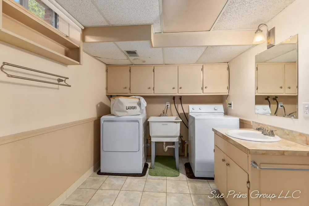 7438 Pine Grove Drive Jenison, MI 49428