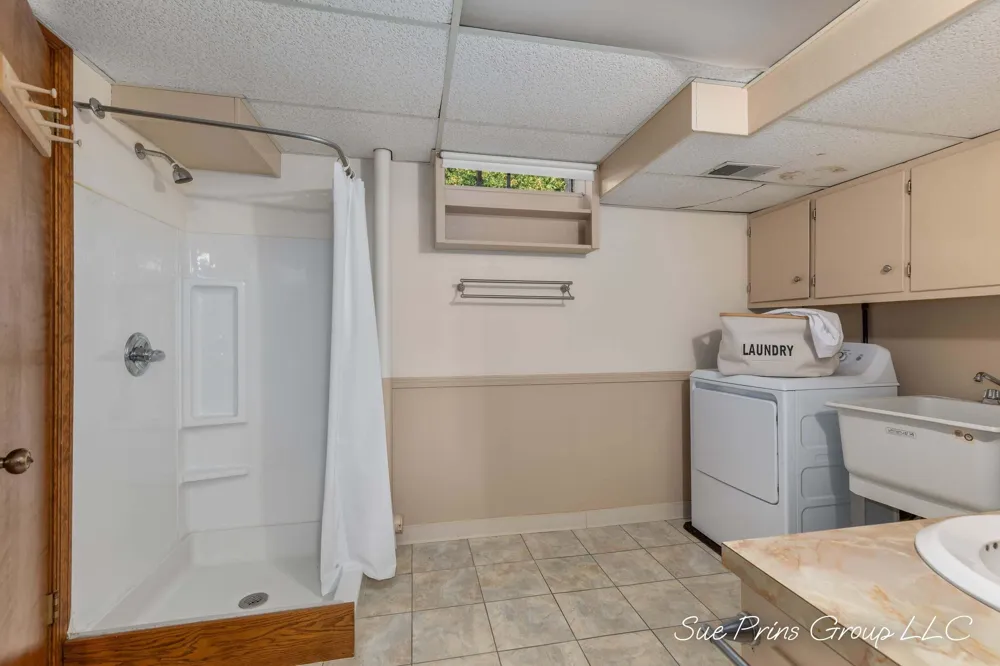 7438 Pine Grove Drive Jenison, MI 49428