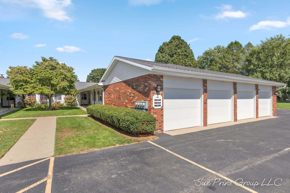 7438 Pine Grove Drive Jenison, MI 49428