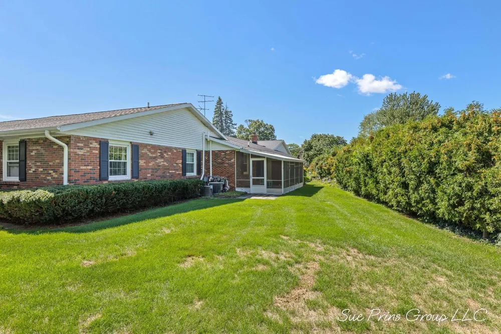 7438 Pine Grove Drive Jenison, MI 49428