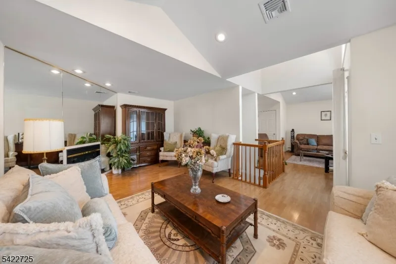 932 Beatrice Pkwy Edison, NJ 08820