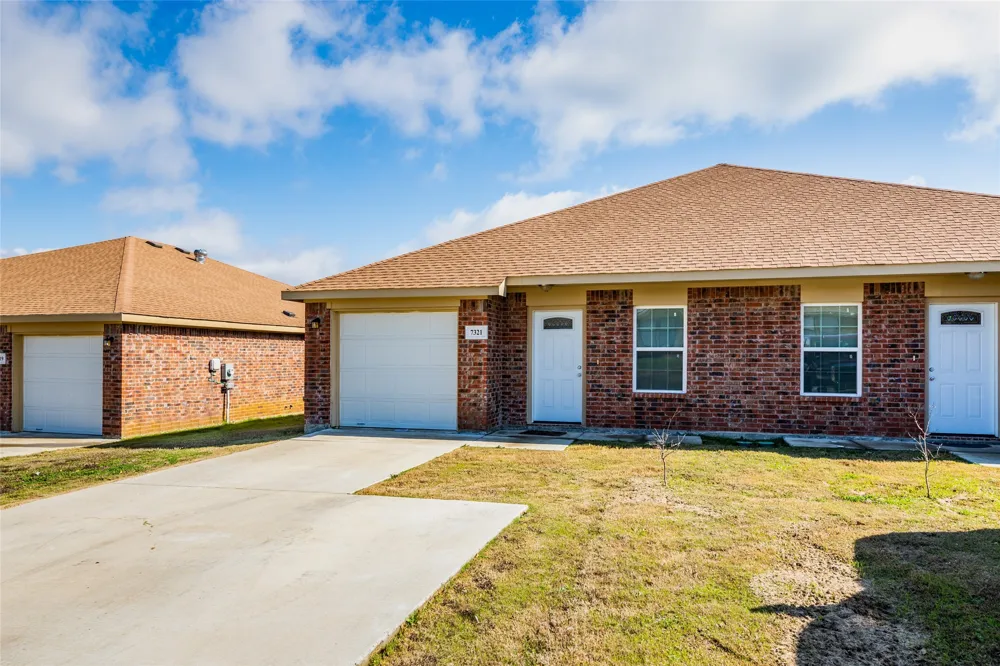 7323 S Colonial Drive Forest Hill, TX 76140