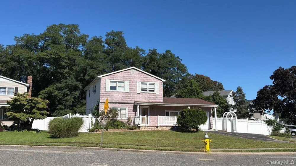 32 Sylvia Circle Holbrook, NY 11741
