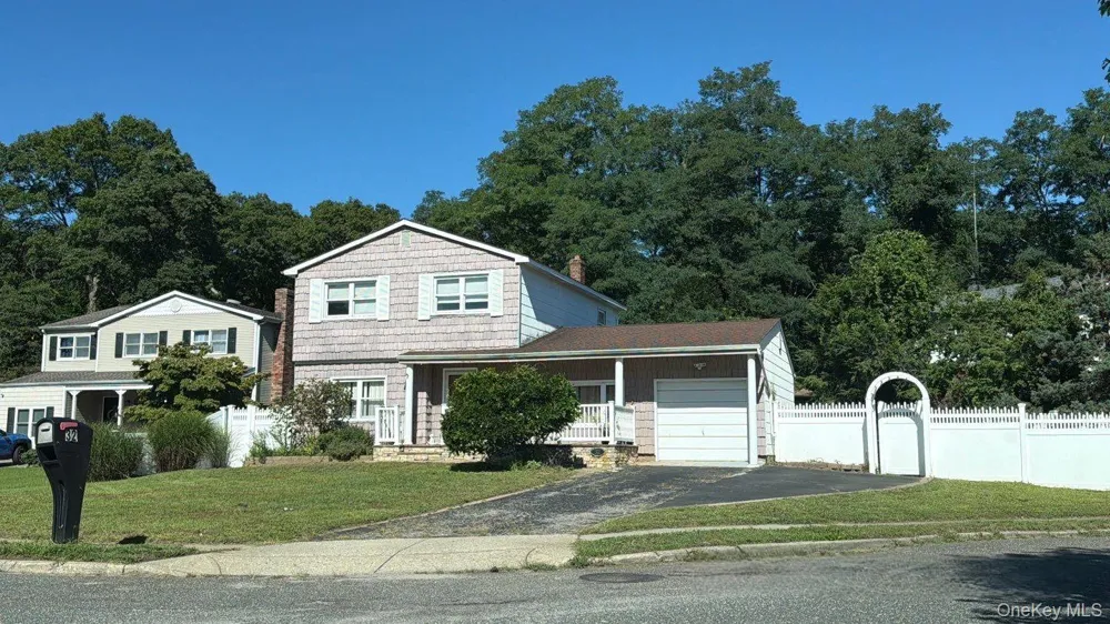 32 Sylvia Circle Holbrook, NY 11741
