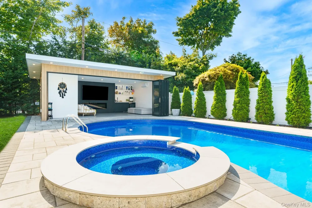 20 Mc Cue Lane Babylon, NY 11702