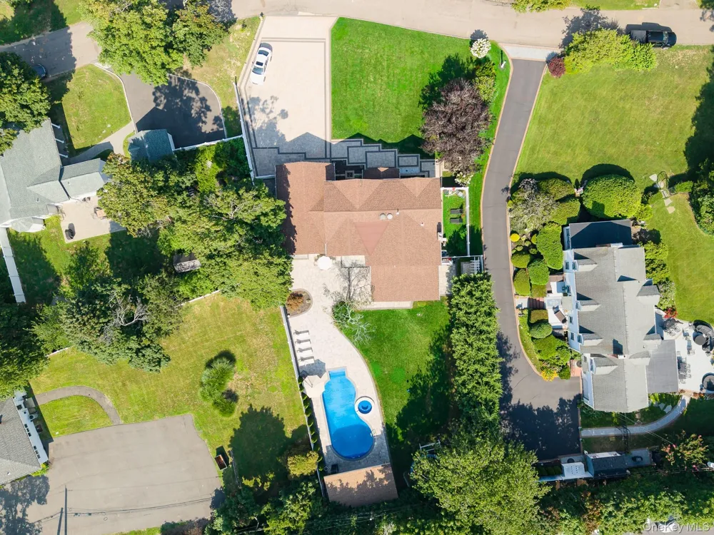 20 Mc Cue Lane Babylon, NY 11702